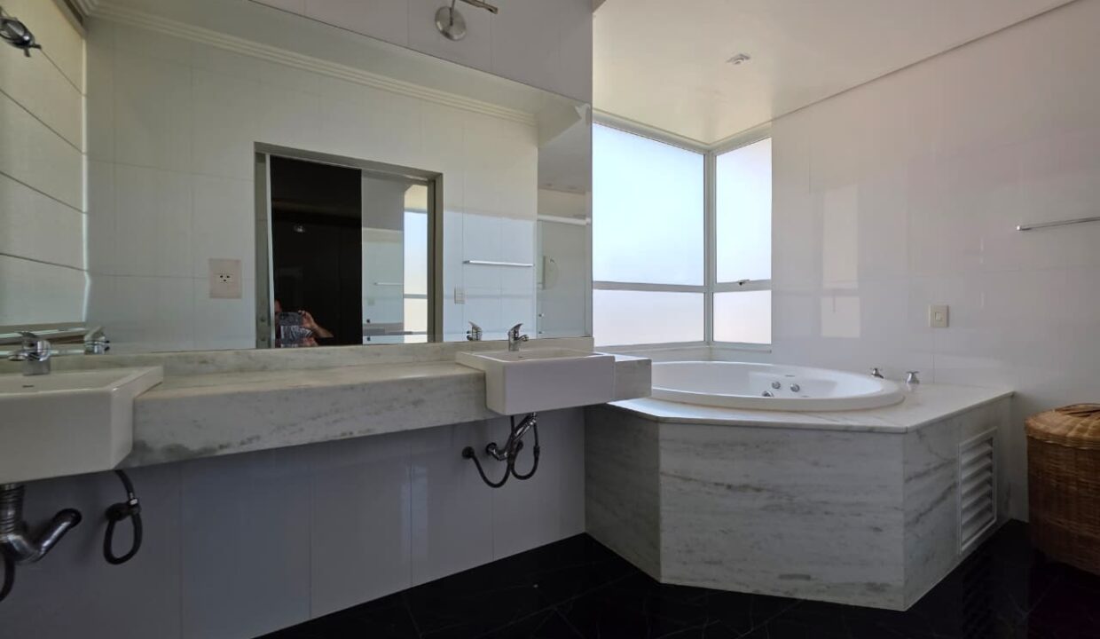 WhatsApp Image 2025-11-19 at 09.37.11