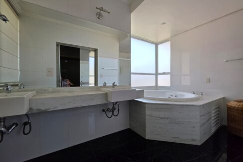 WhatsApp Image 2025-11-19 at 09.37.11