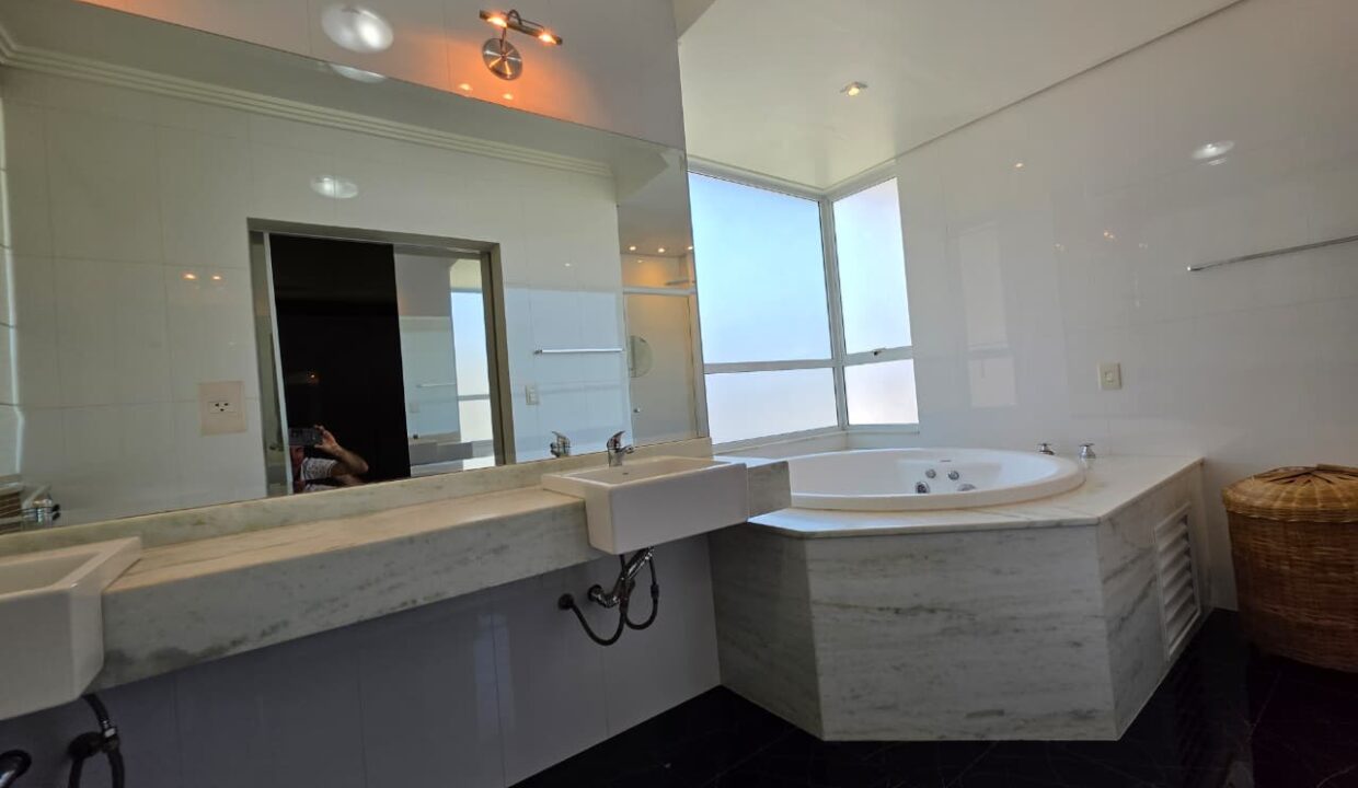 WhatsApp Image 2025-11-19 at 09.57.33